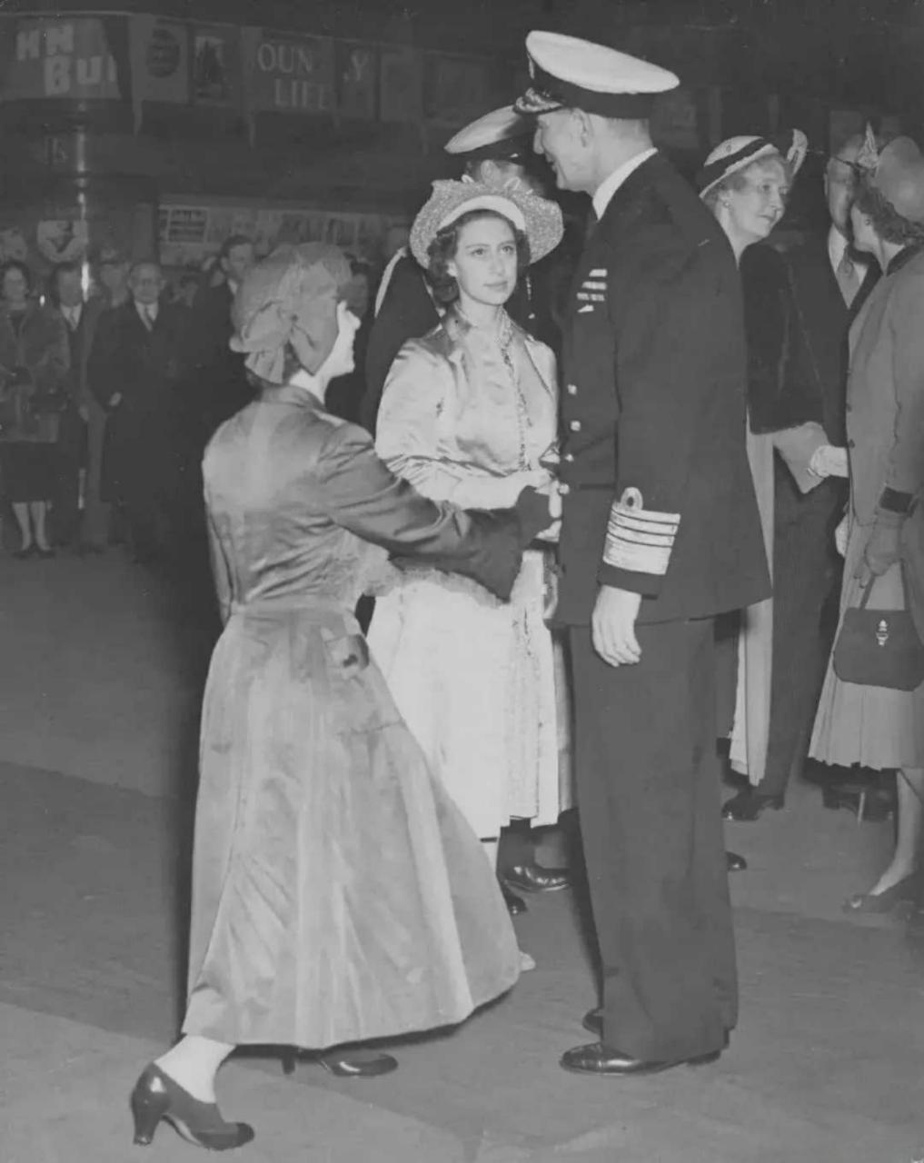 1951 年,仍然是公主的伊丽莎白向挪威国王哈康七世和丹麦国王腓特烈九