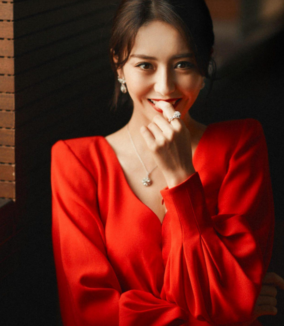 佟丽娅穿红色连衣裙"迷死我"了,整个人看上去明艳动人,尽显女明星的