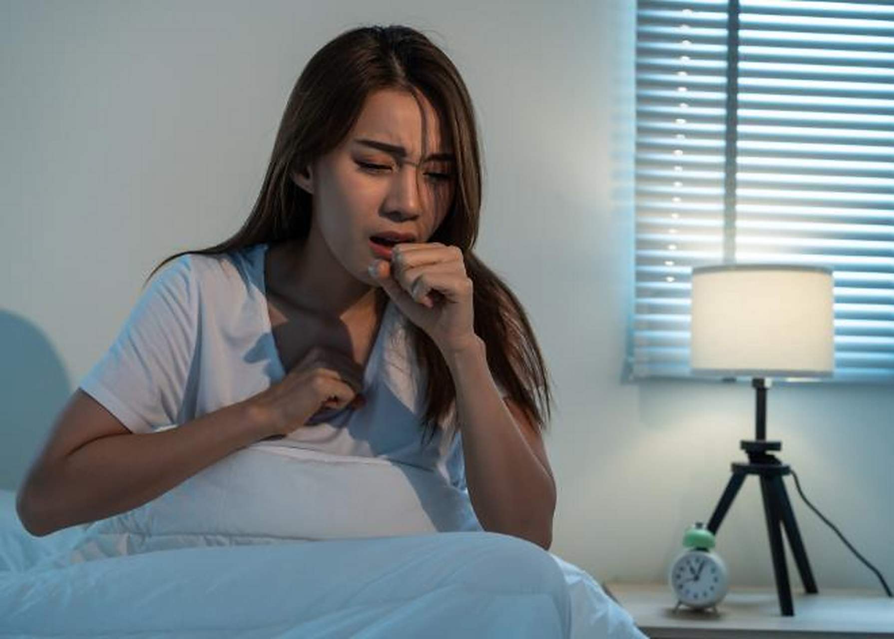 晚上睡觉总咳嗽,要警惕这四种疾病.  大家好,我是中医姜岳医生.