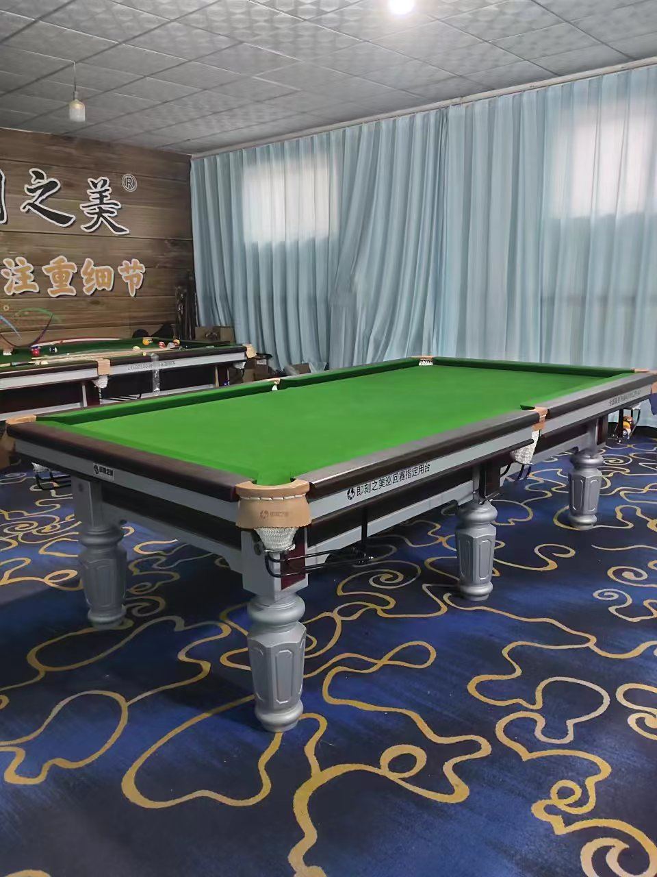 专用#台球桌# 是进行台球比赛的专业设备,具有以下特点:  11566