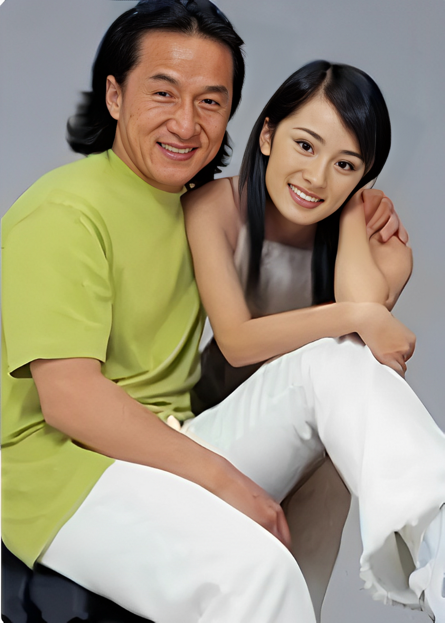 广告中,成龙抱着杨幂!两人一起开怀大笑!据悉,成龙的工资高达50万元!