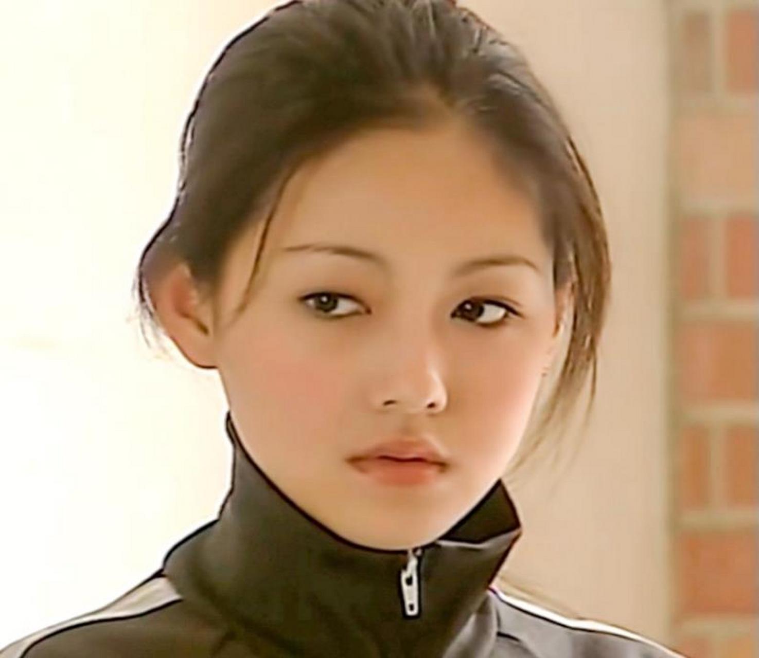 大s的基因果真是够强大的,女儿的颜值,几乎跟妈妈年轻的时候如出一辙.