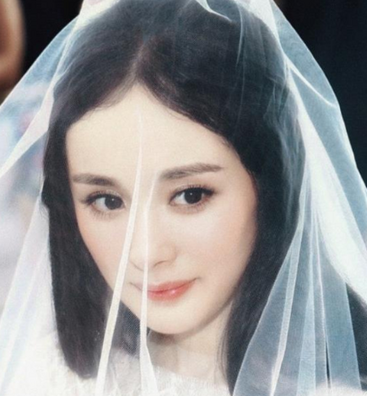 杨幂的结婚照,放在内娱绝对是一等一的,不需要任何饰品的点缀都美得让