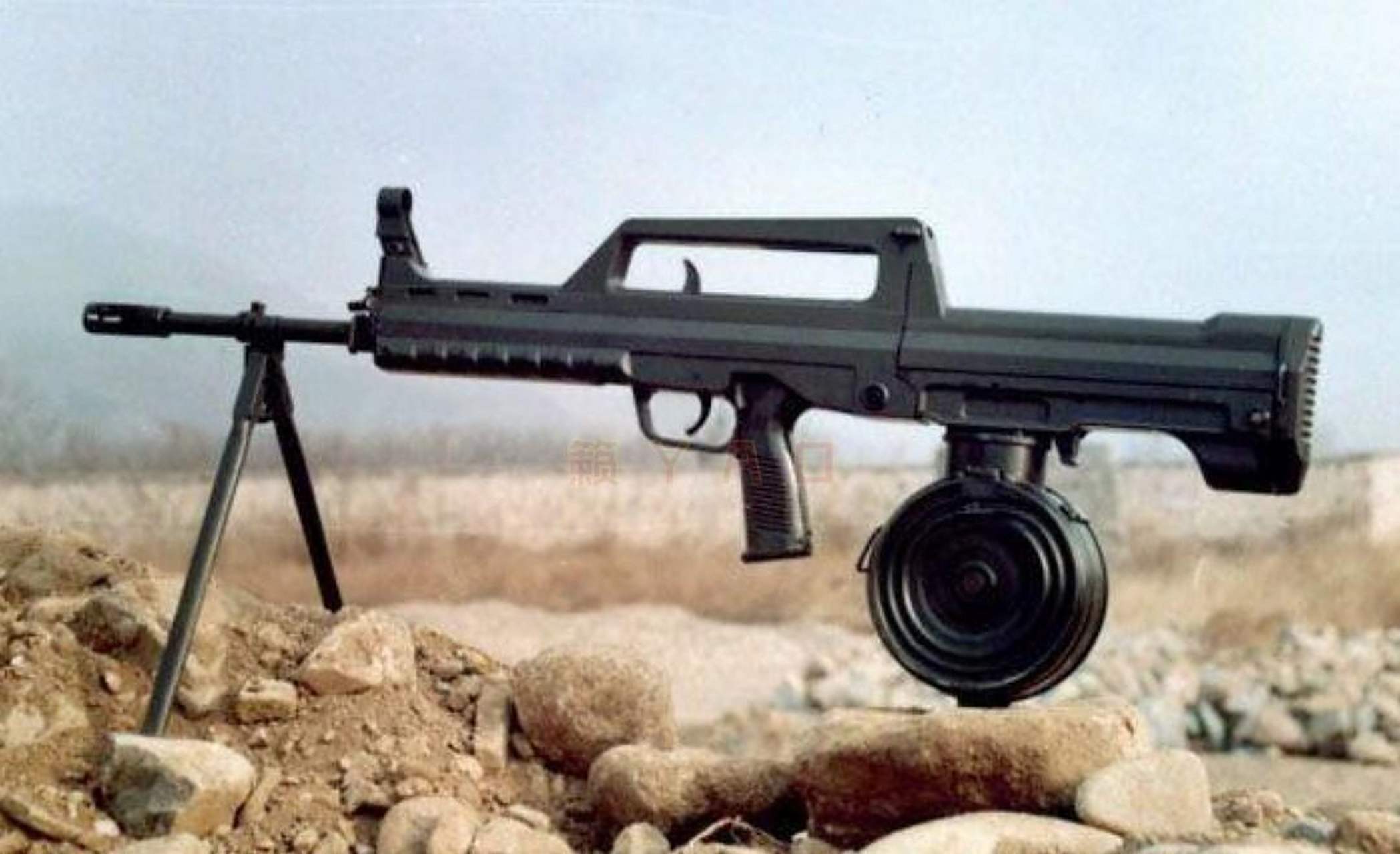 图1这个应该比较少见,1993年年底95班机的样枪,使用了可转向弹鼓(或者