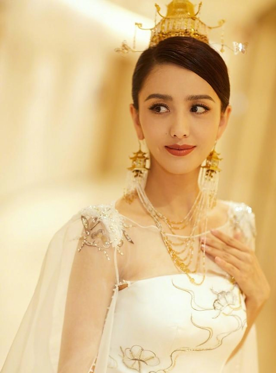 第一次认识佟丽娅是在《北京爱情故事》里饰演沈冰,她来自云南农村