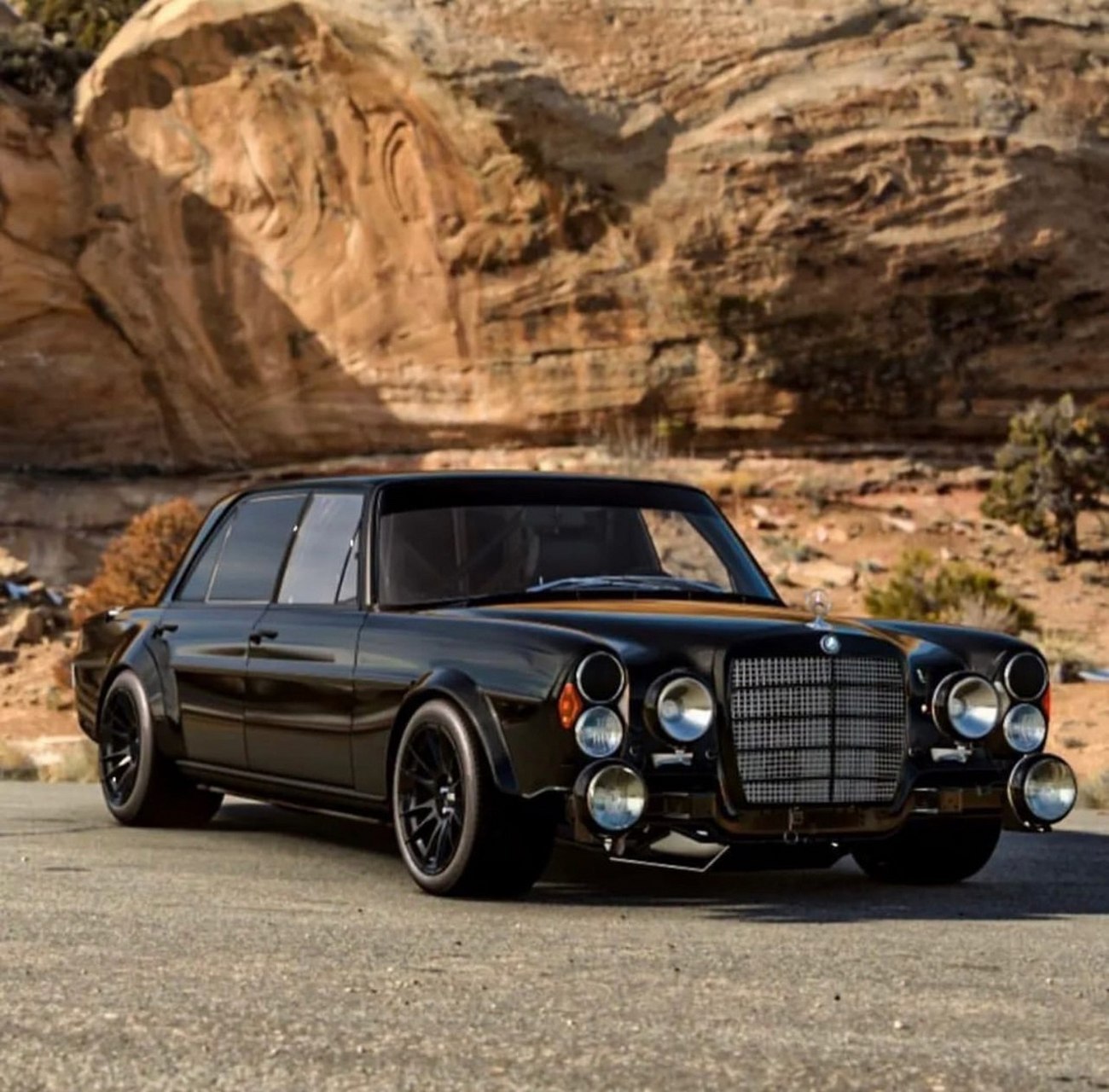 奔驰300sel是梅赛德斯-奔驰在1969年推出的第一款高性能轿车——300