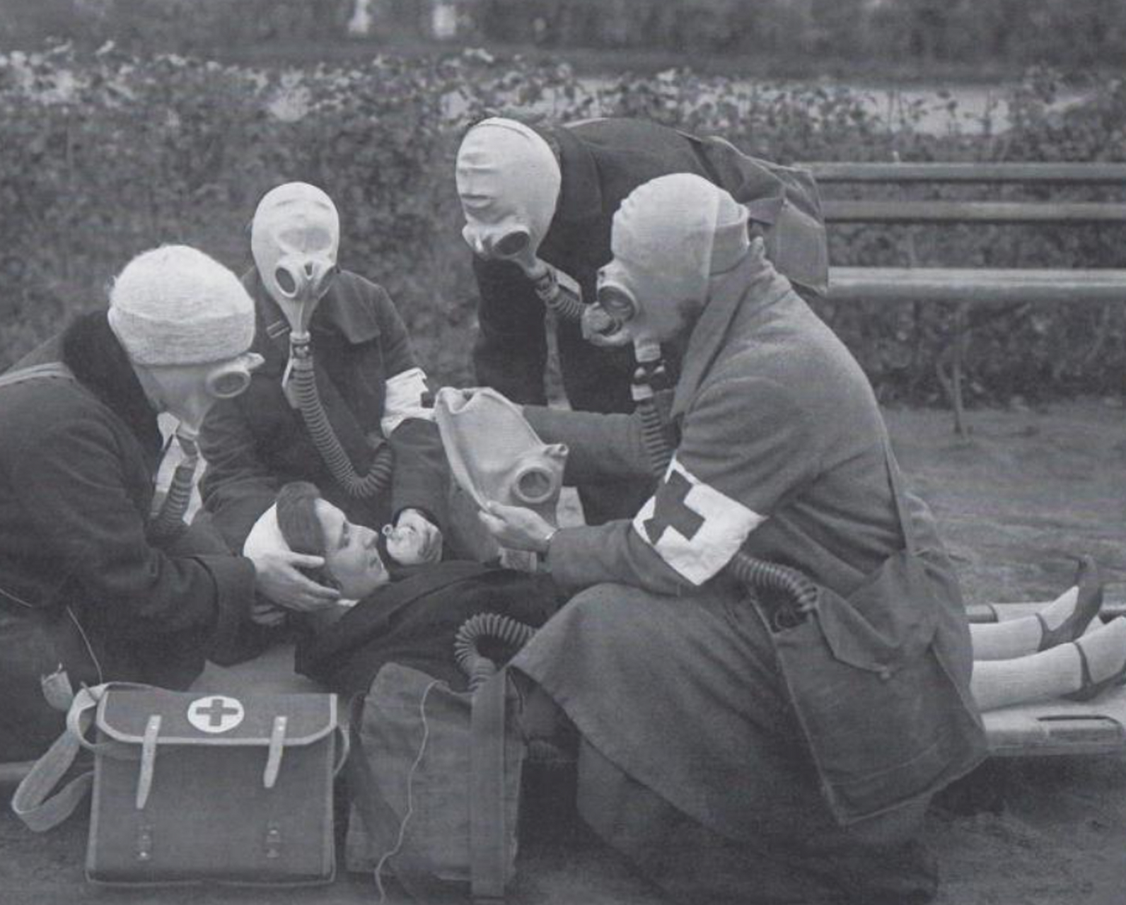 1932年,列宁格勒防空队的女兵们,正戴着防毒面具,进行日常的练习.