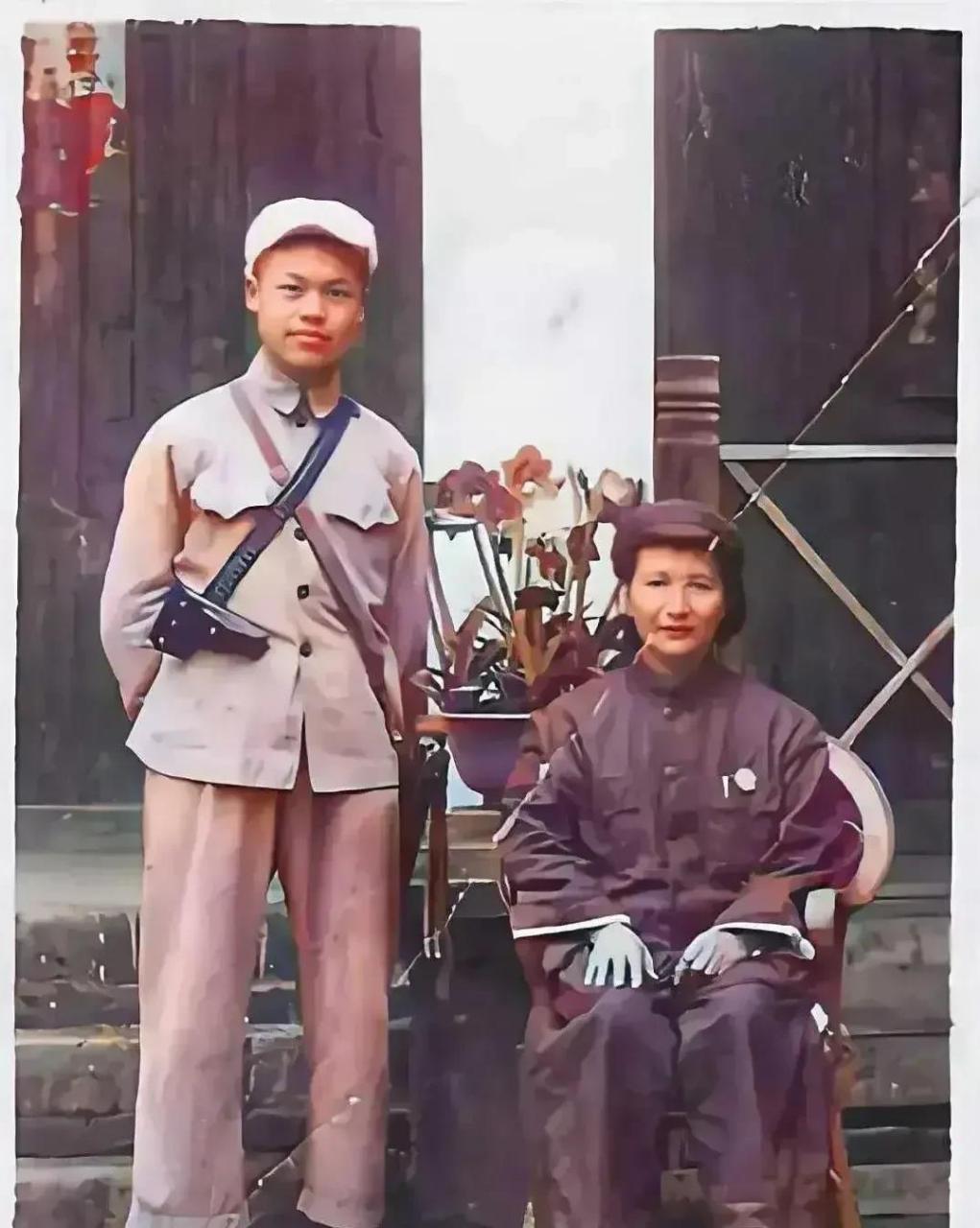 1949年广西,慈祥的女首长和她的警卫员的一张合照.