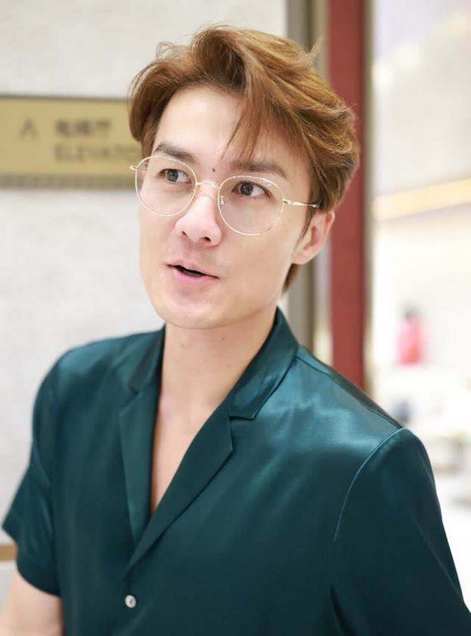 吴克群《披荆斩棘2》路透:黑绿色衬衫,慵懒帅气