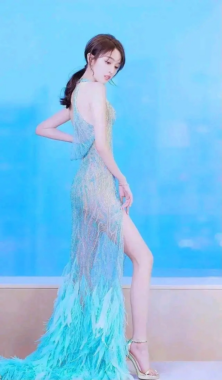 吴宣仪胆真大,一身镂空透视裙秀而不媚性感迷人
