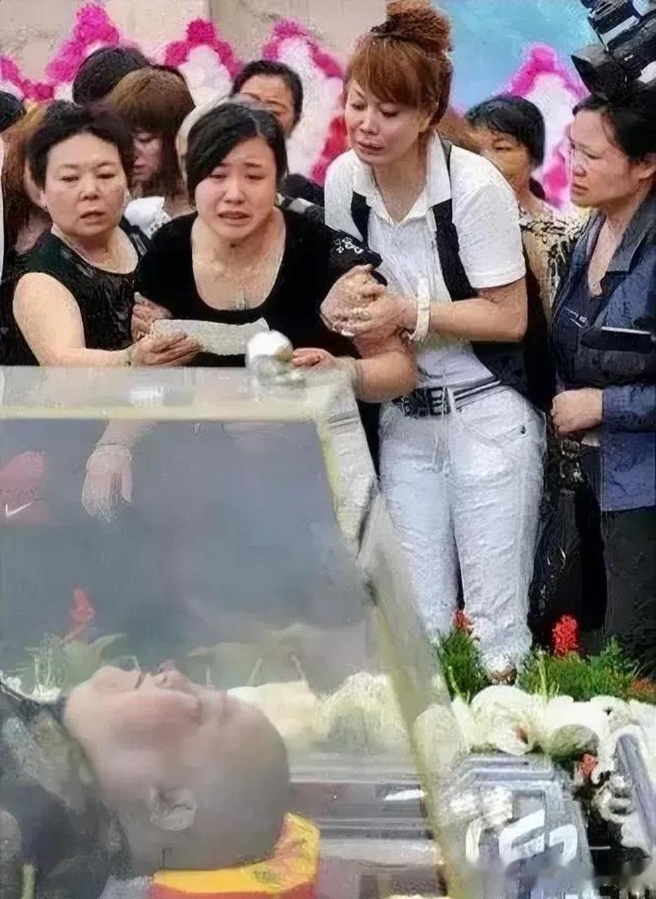 一丝不苟的大光头,憨态可掬的笑容和弥勒佛般的身形是刘德一的注册