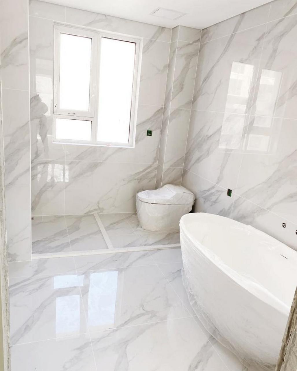 白色美缝翻车了吗 除了主卧卫生间用的白色美缝,其他都用了亚浅灰.