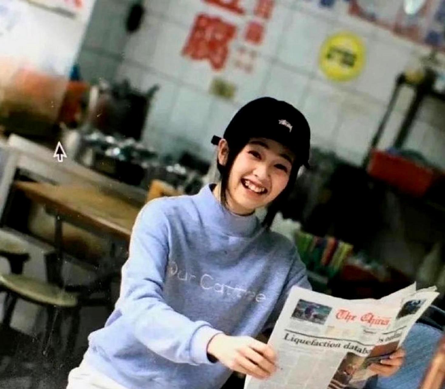 白鹿在整牙前,笑起来露出小虎牙,非常可爱.