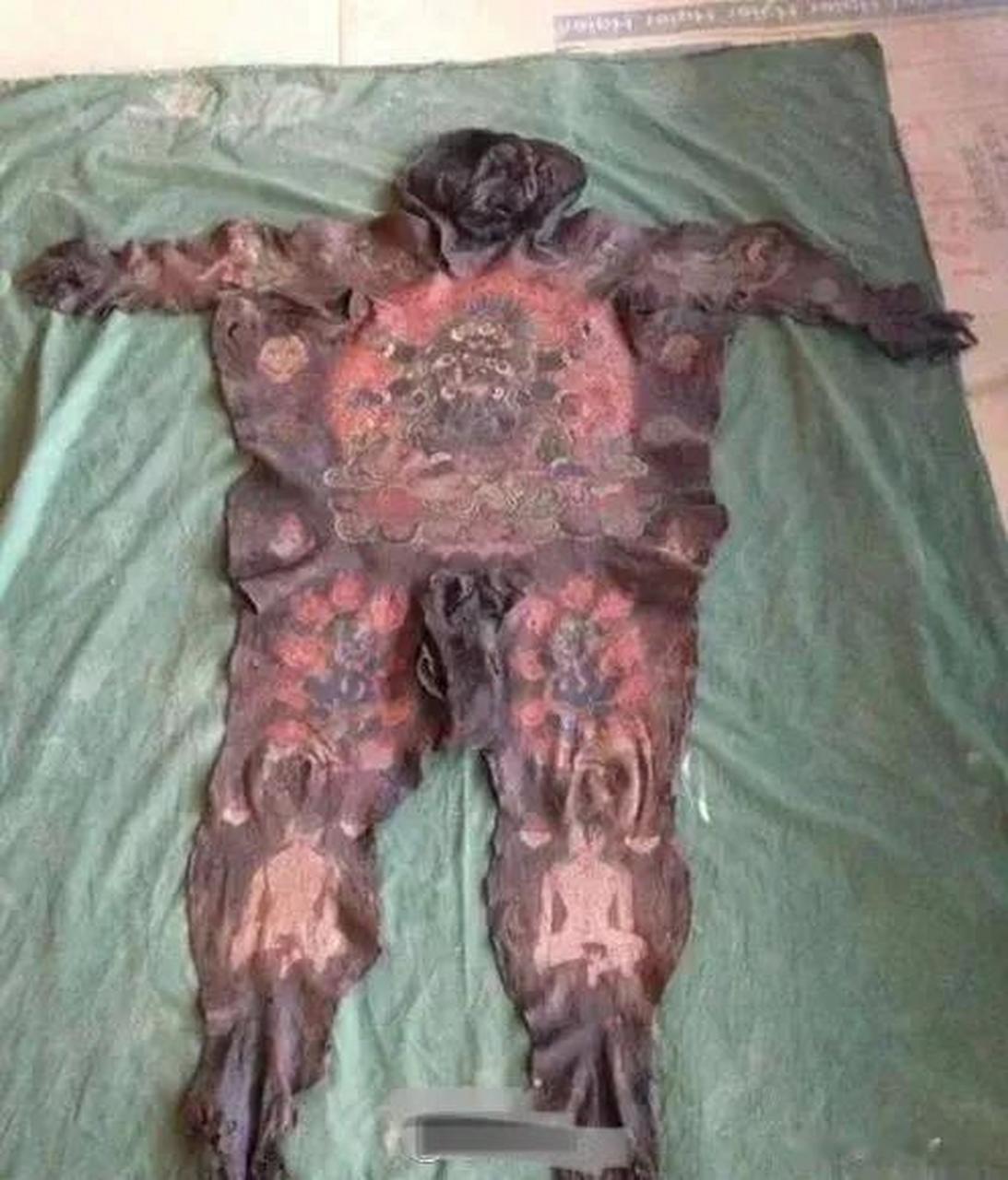 解放前西藏的人皮唐卡,在1959年达*叛逃时送给了欧美印政府,同时带走