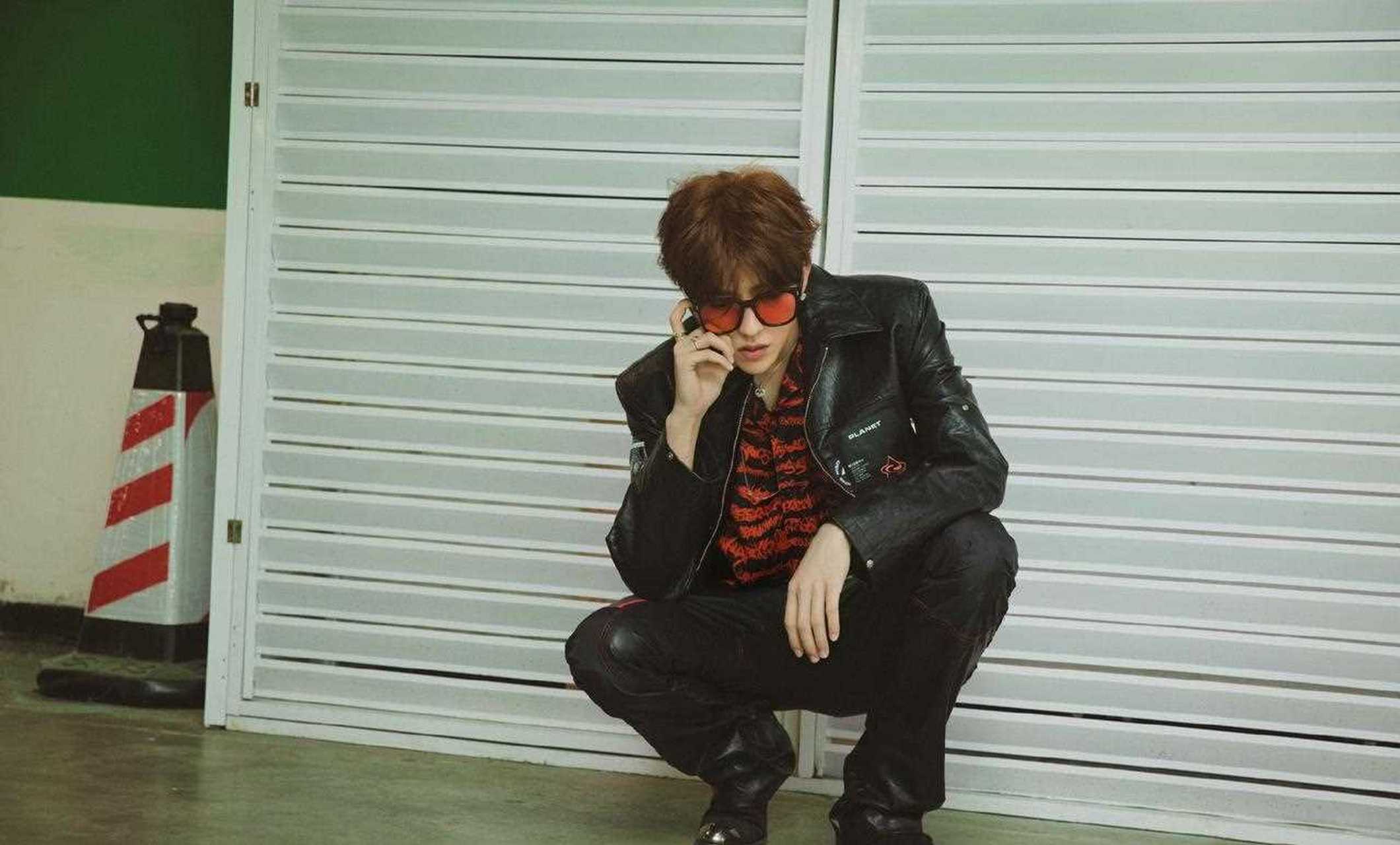 蔡徐坤 x 美好奇妙夜|今晚活动造型;皮衣,涂鸦衬衣,拼接长裤,今晚主题