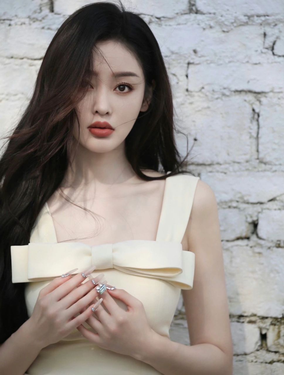 张天爱 | 抹胸连衣裙尖头 御姐范儿~  张天爱最新造型身穿淡黄色蝴蝶