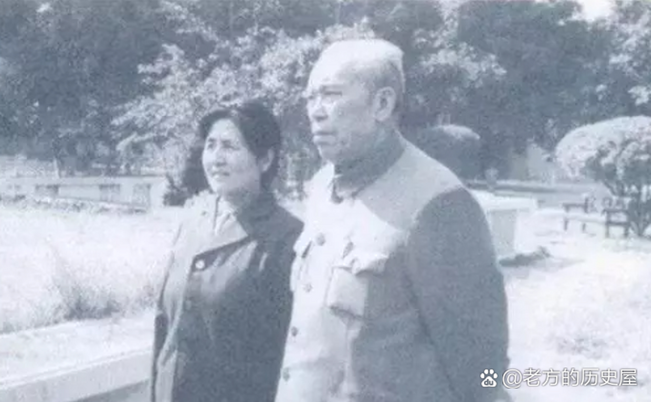 上世纪50年代,梁兴初和妻子任桂兰的一张罕见的留影,1949年,在黑山