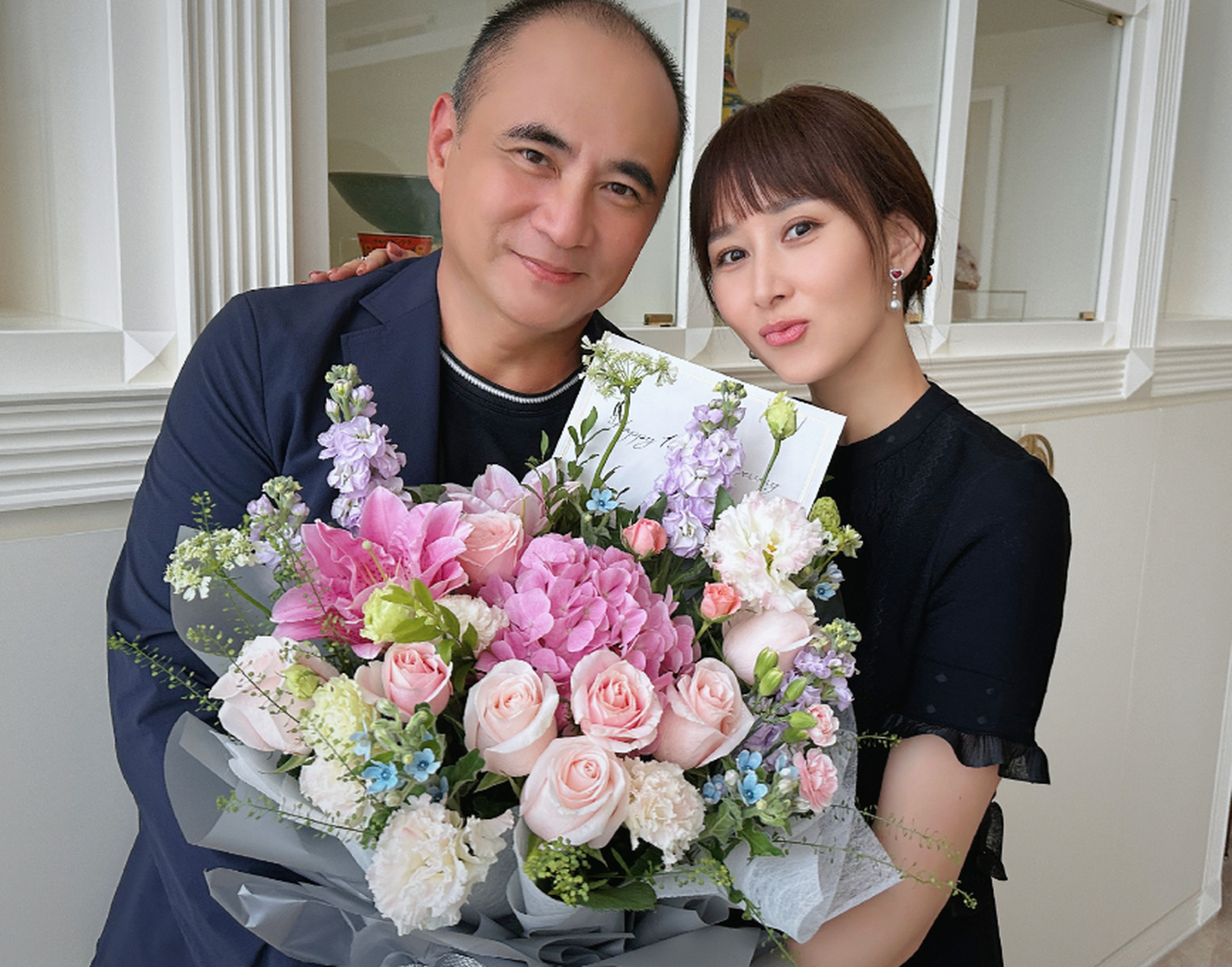 老公朱兆祥老公比胡静大12岁,完全和胡静成为了两个辈分的人了.