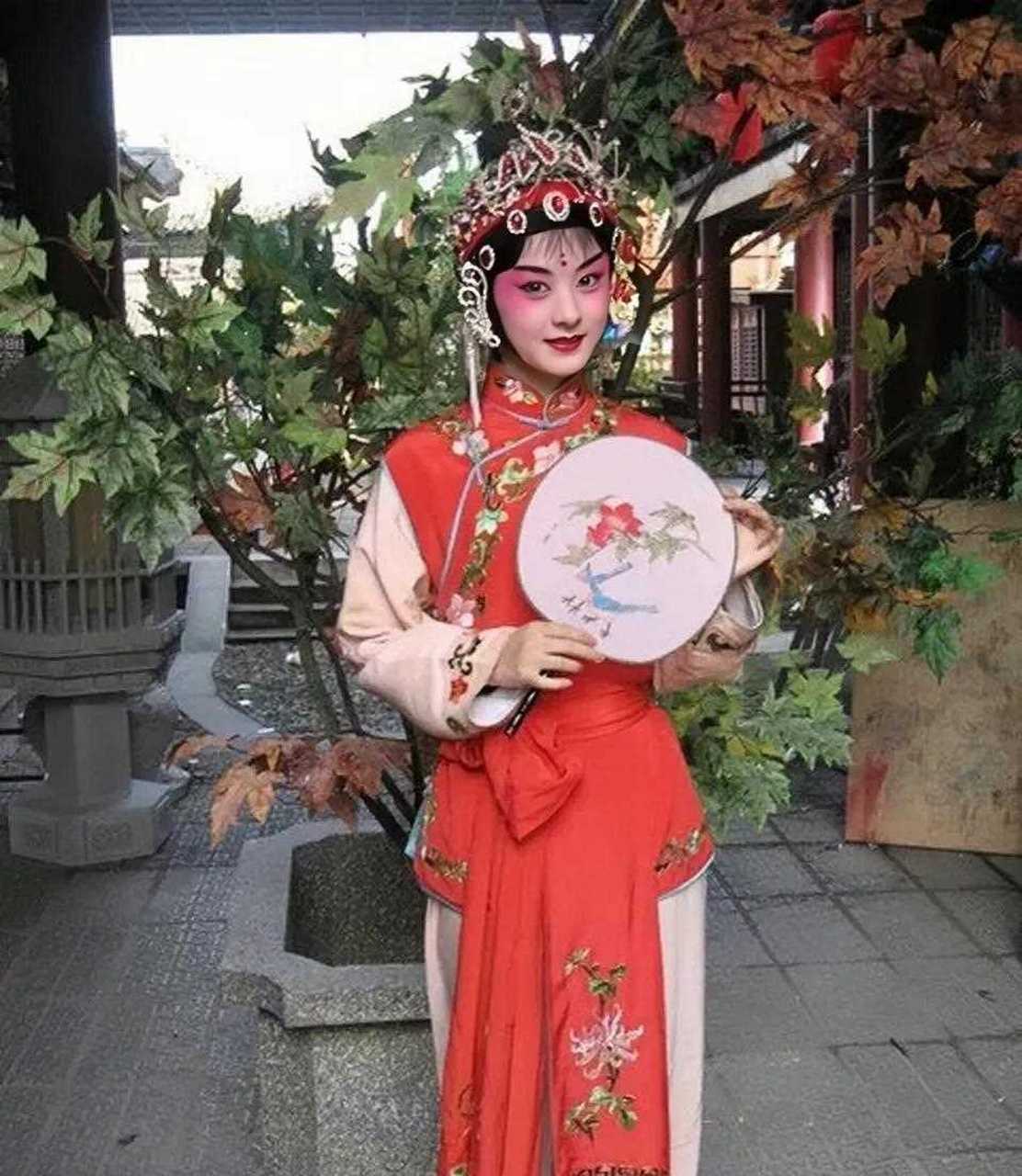 赵丽颖京剧造型太惊艳了,感觉颖宝的可塑性真的好强.[庆祝]