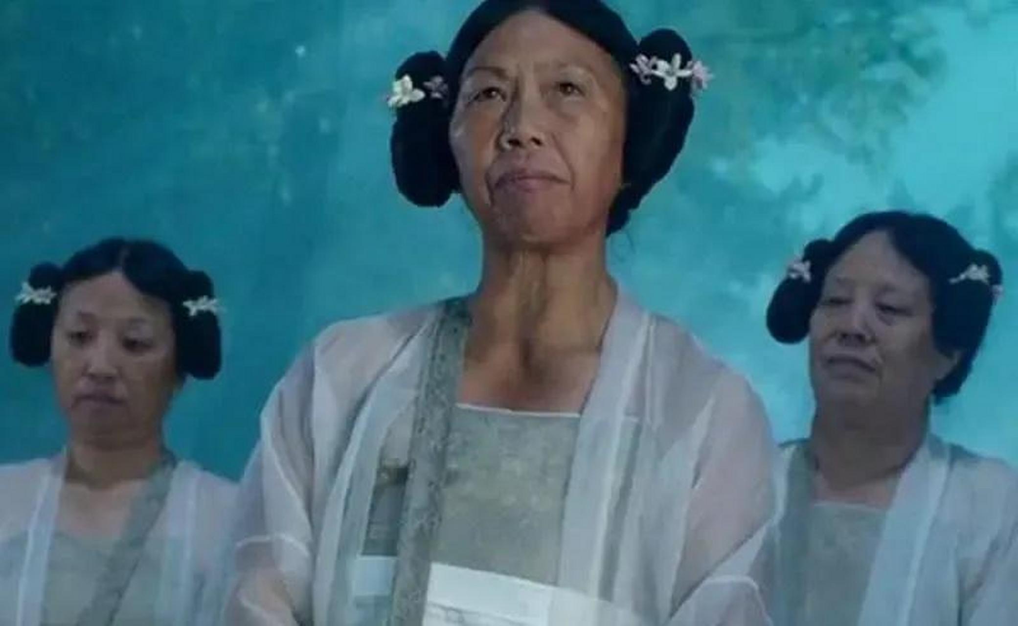 我们走吧!"张美娥兴奋地扔掉锄头,自信地说:我再好不过美女了.