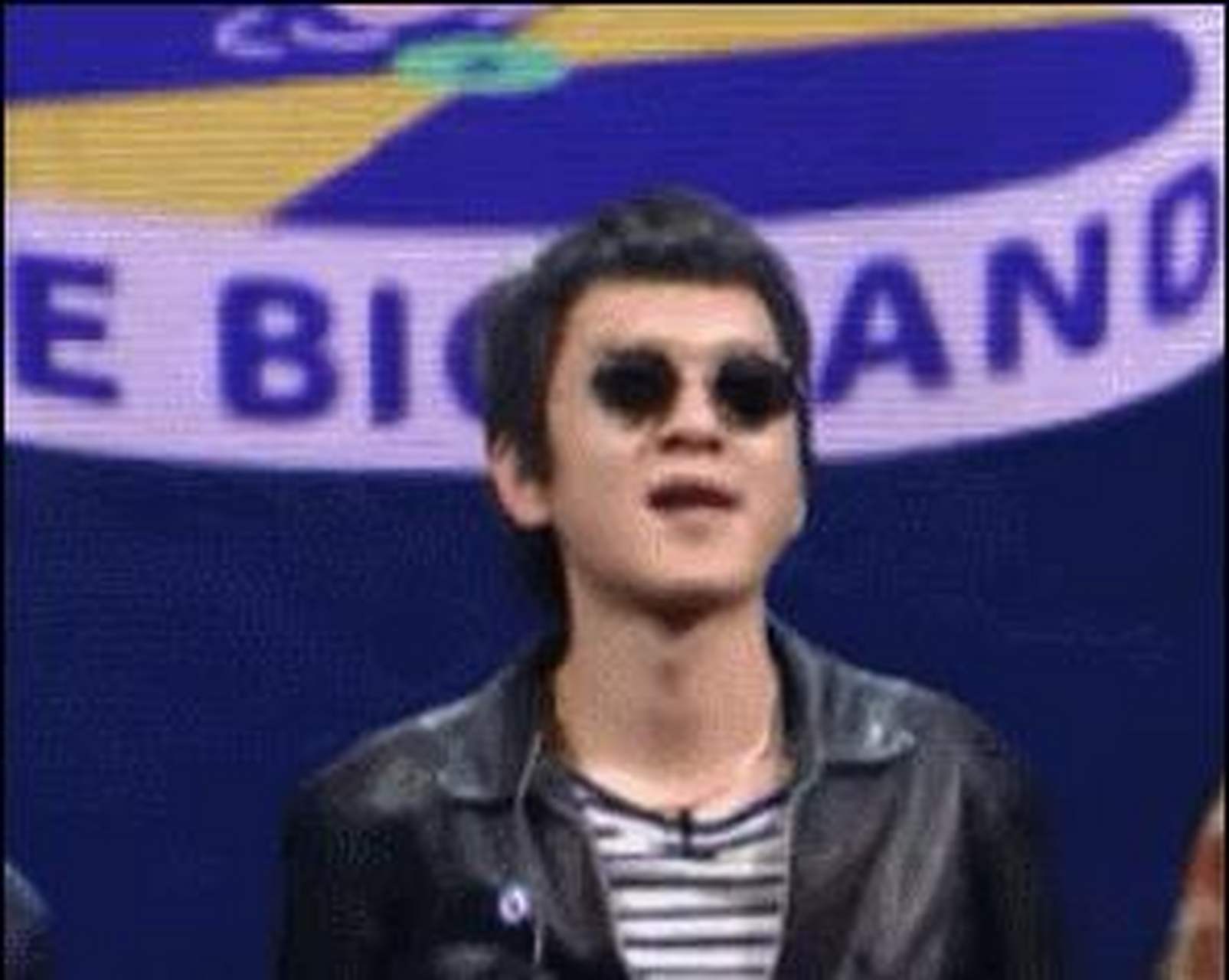 gif创作人# 看看盘尼西林乐队主唱张哲轩看女团表演时候的神情,就差