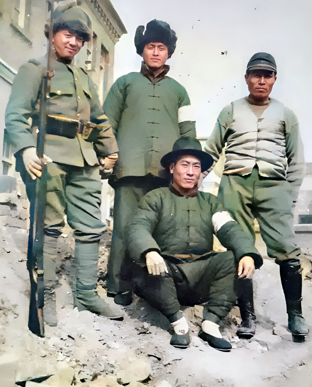 店铺老板为何能与日军一起合影,大概是他们为日军提供住宿,并且服务得