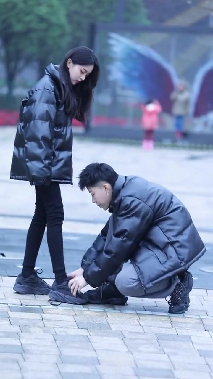 献爱心给大牛的马总竟然害羞了,好可爱鸭!咦?我的鞋带也开了