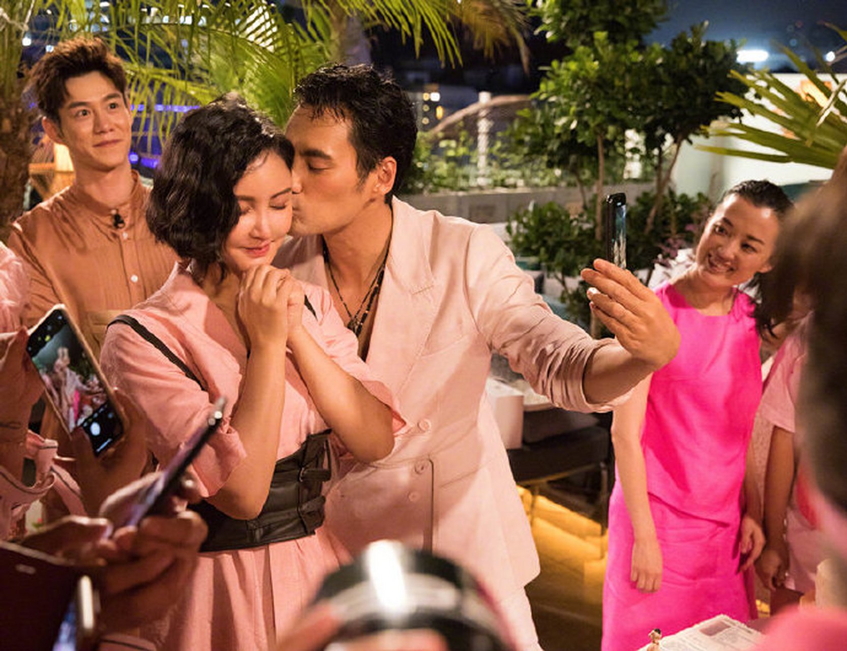 袁弘张歆艺不愧是模范夫妻,每次同框都是满满的狗粮,张歆艺穿粉色