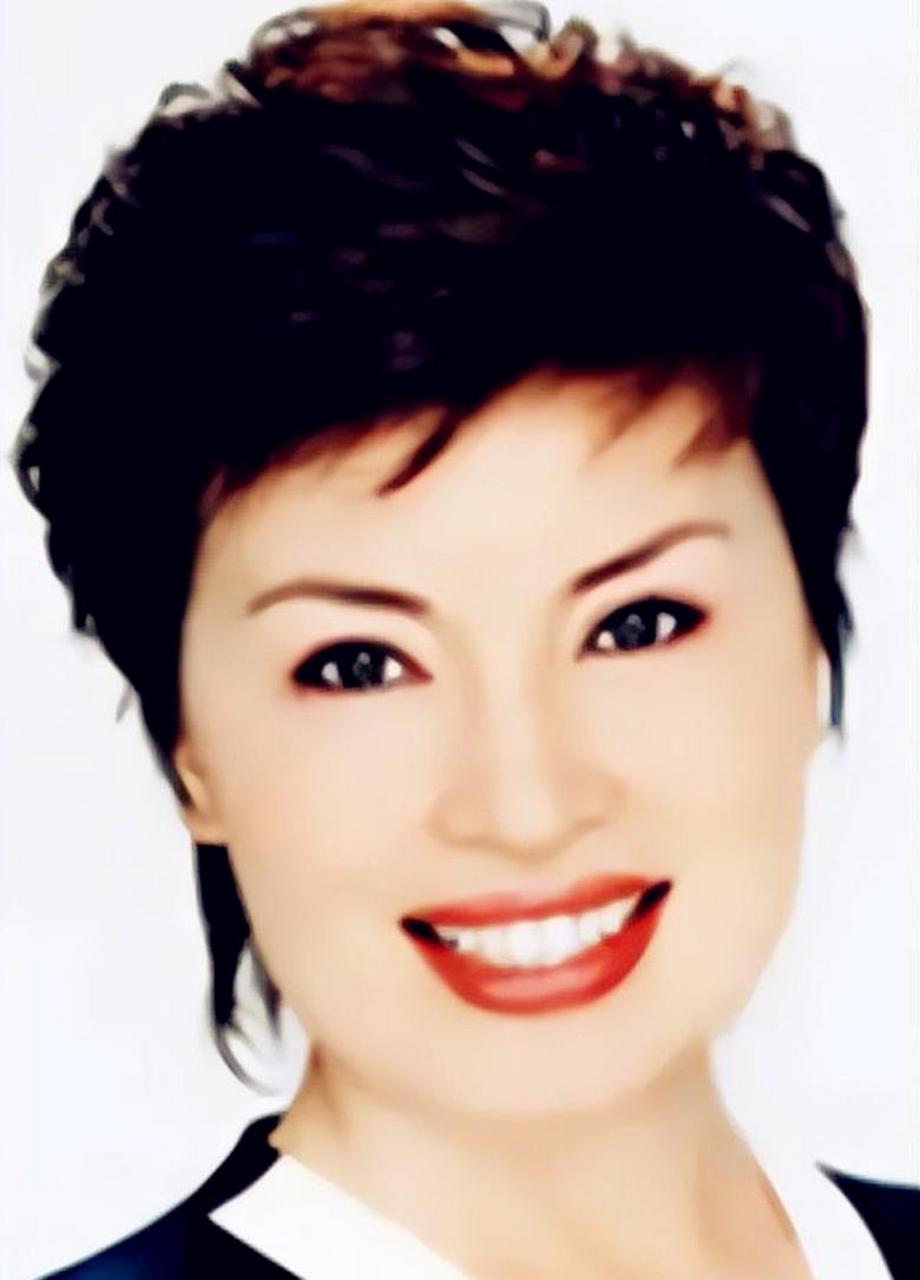 李瑞英:央视大姐大,开播前听闻儿子坠楼,依旧微笑播完新闻