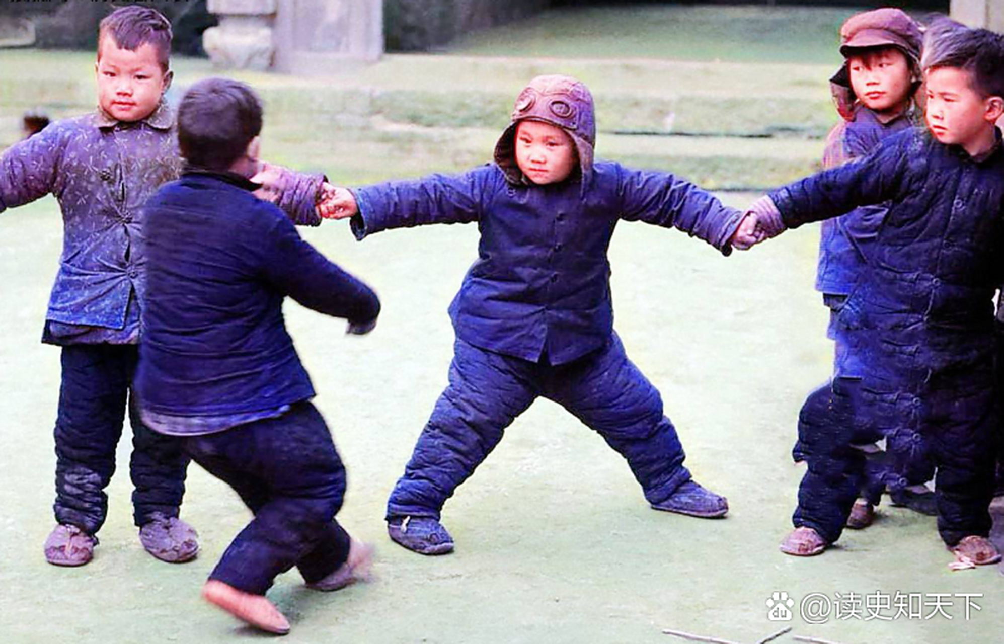 1964年,河南洛阳,一群农村的孩子正在玩游戏.