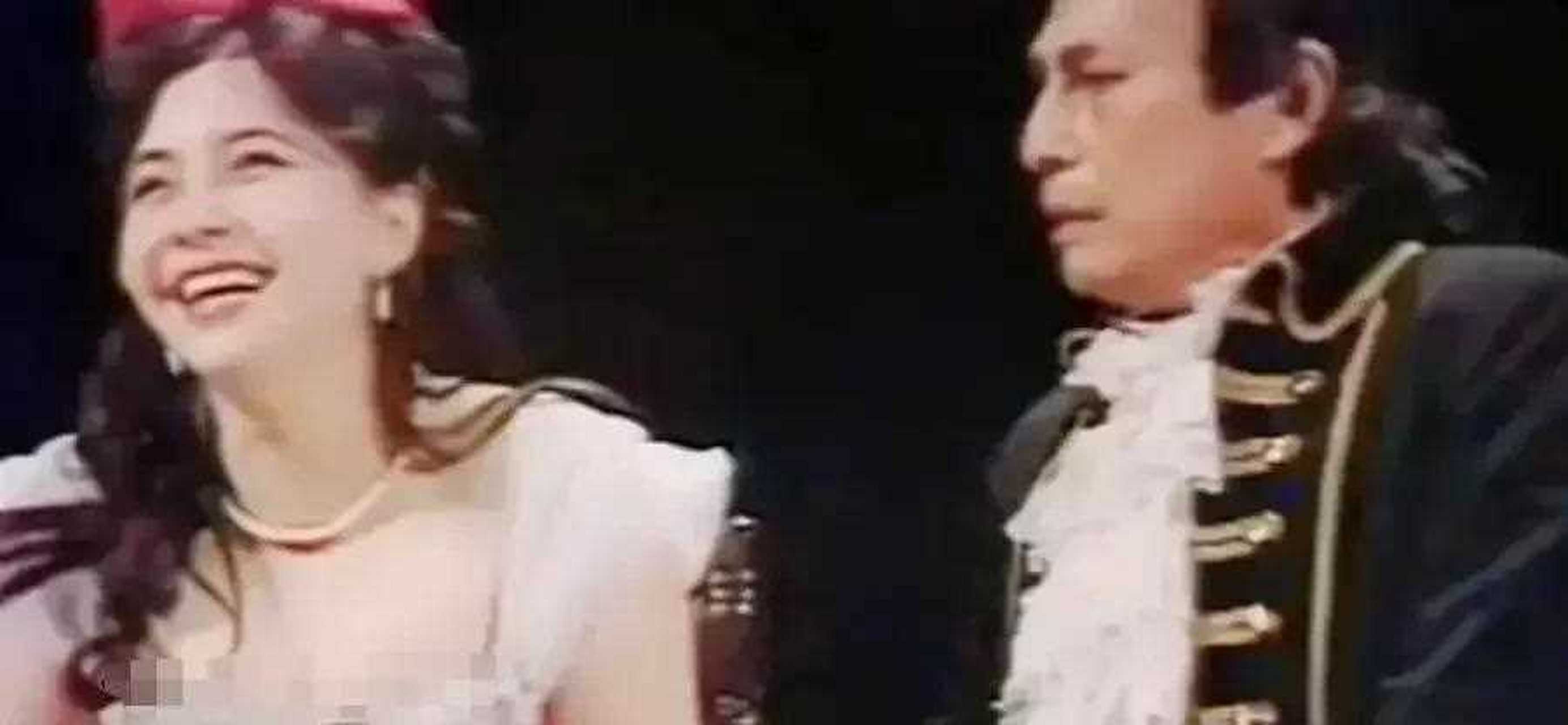 下面这组相片是宋丹丹25岁时演话剧《上帝的宠儿》剧照,那时的她肤白