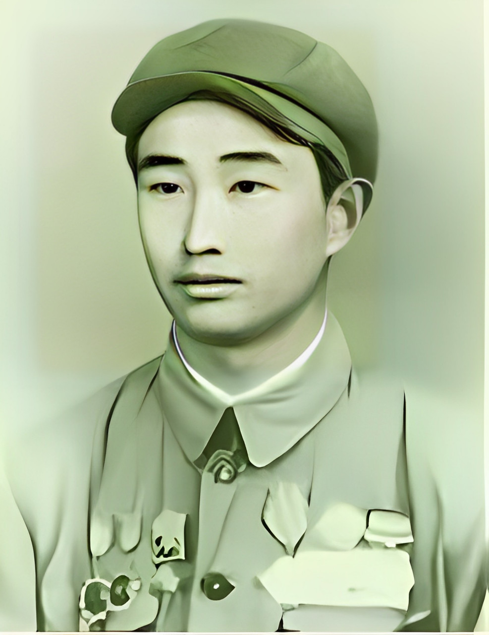 1942年,日军空袭期间,八路军战士宋岭春看到飞机距离不到100米,咬牙