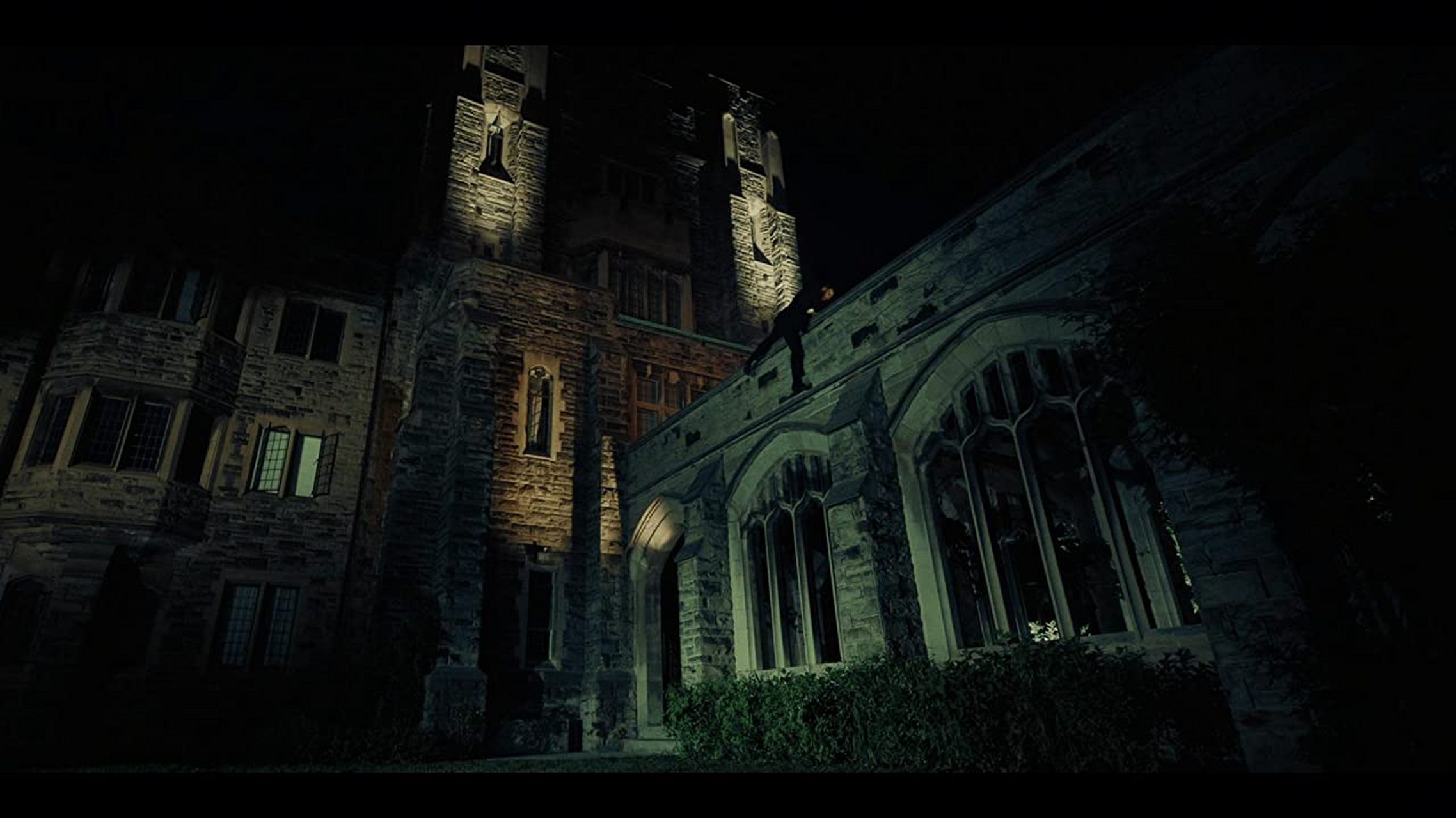 电影《暗网,蝉3301》讲述了跟随黑客康纳,他最好的朋友阿维和一个狡猾