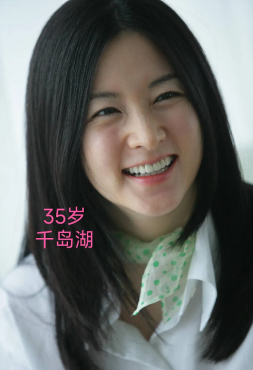 51岁的李英爱也越来越喜欢素颜了.也许和她老公有关系,毕竟老公71了