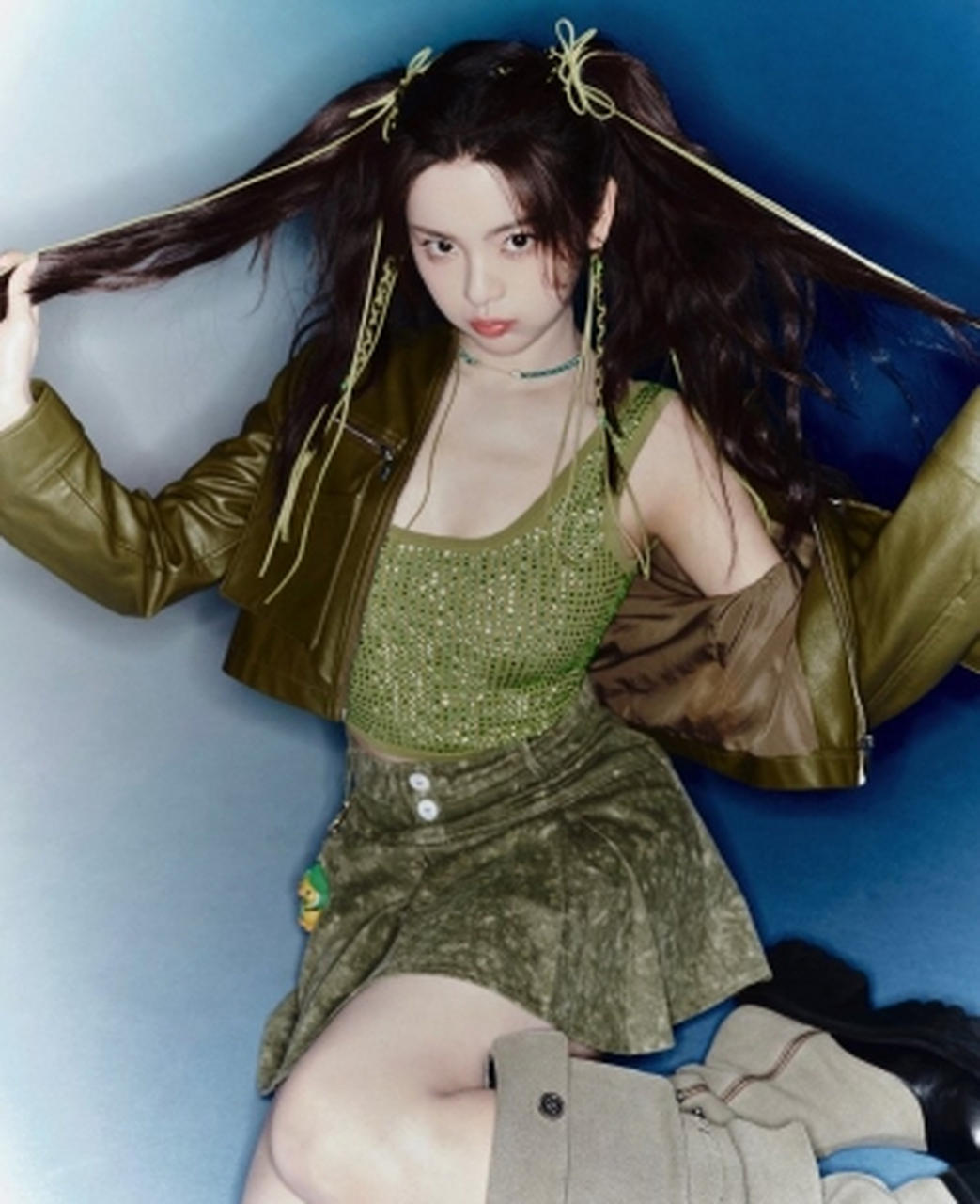 杨超越身穿绿色皮衣,搭配背心,不仅展示了她的时尚品味,而且也让她看