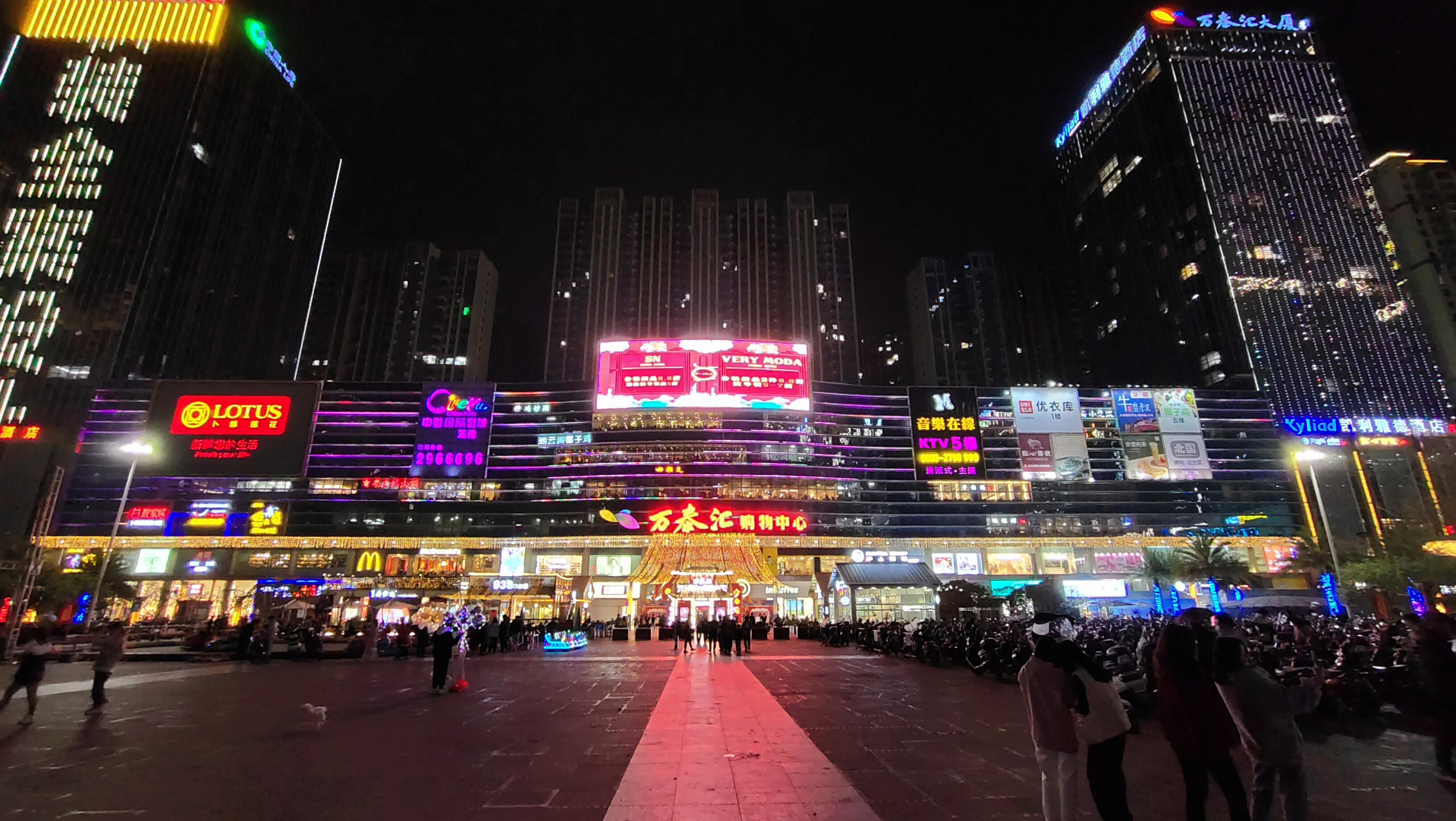 三哥广东普宁最后一站,到达位于普宁广场商圈的万泰汇,这是当地首个