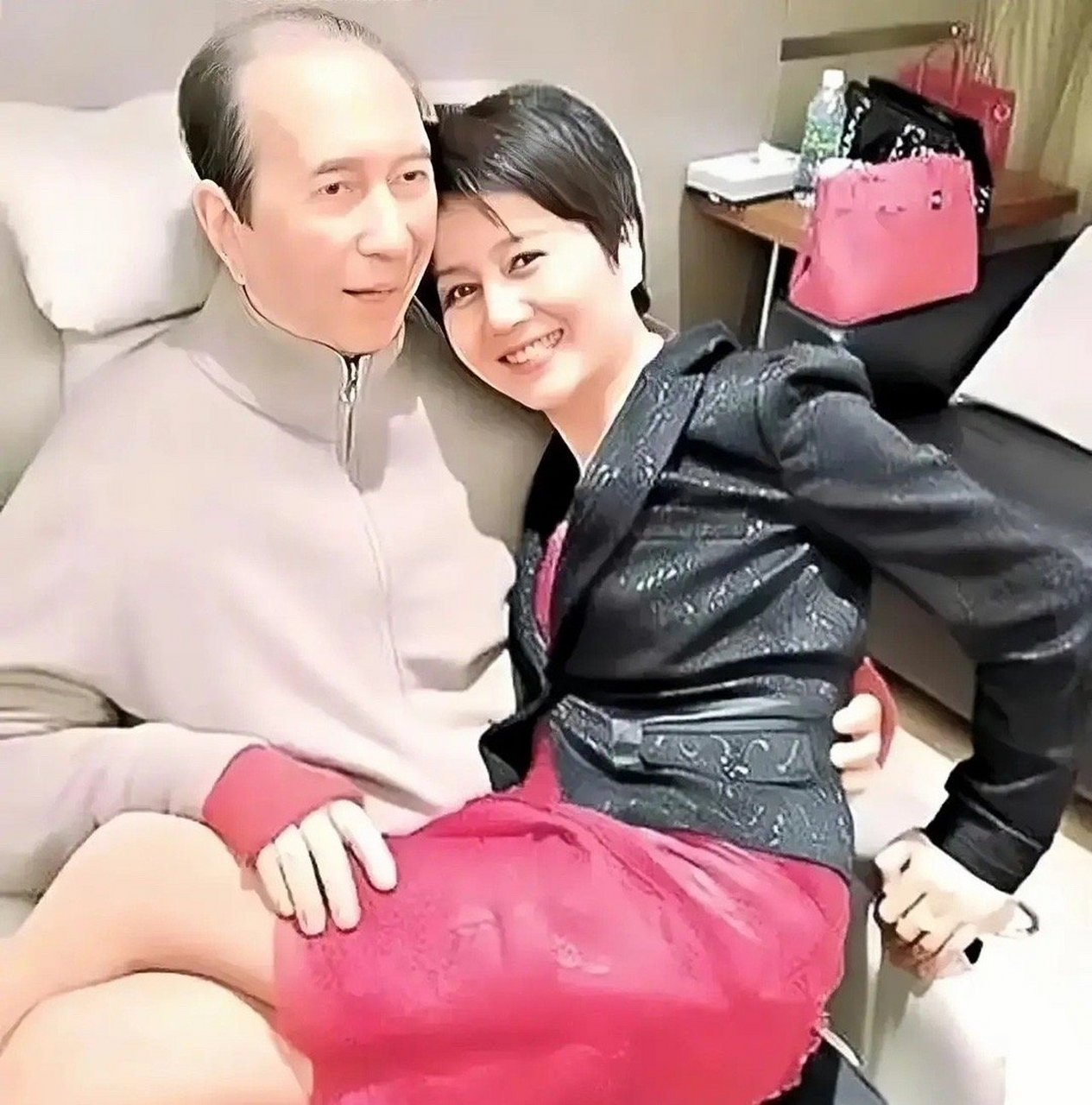 澳门赌王何鸿燊与梁安琪照片,照片中赌王90多岁还抱着自己四太太,专宠