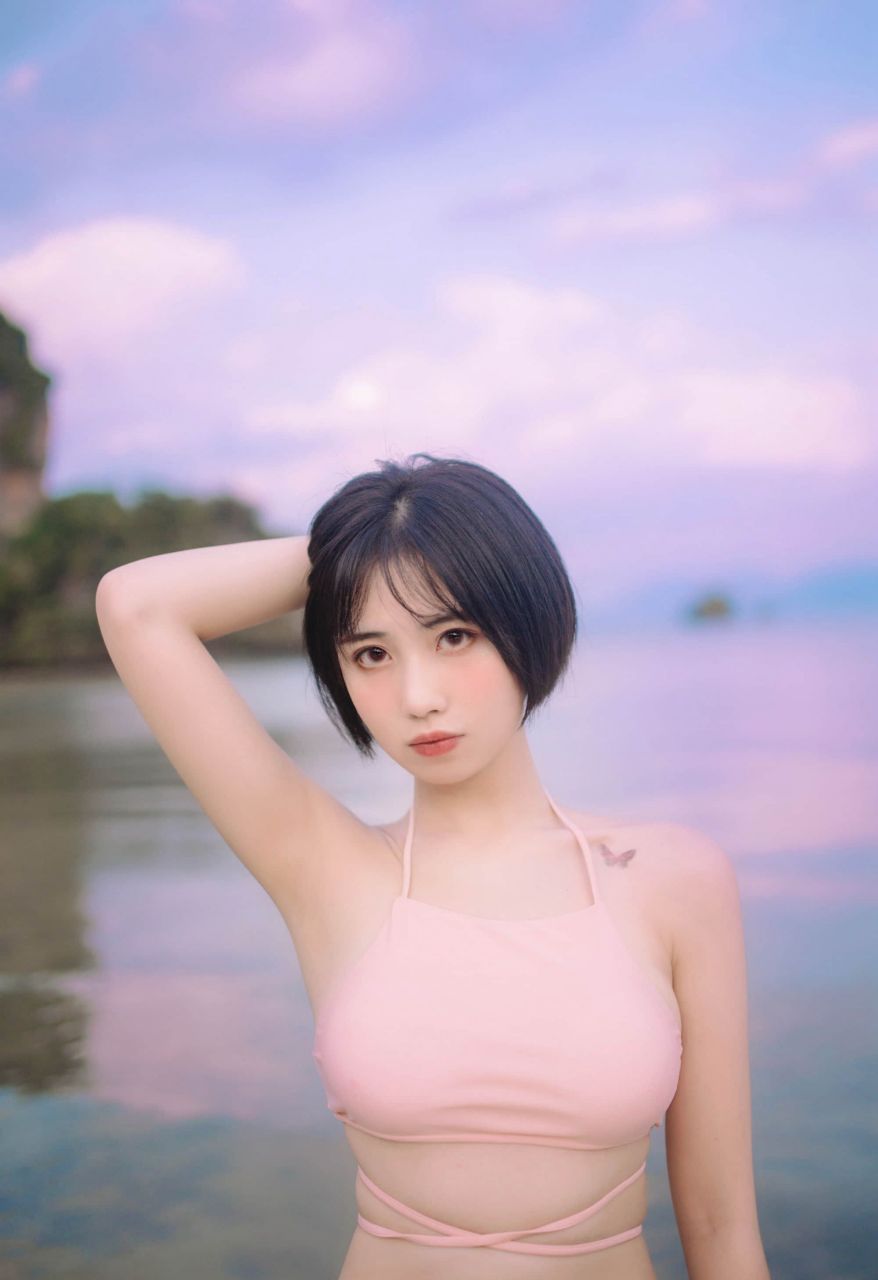 漂亮短发女孩,粉色比基尼户外海边,唯美摄影写真