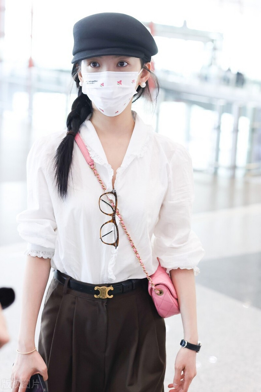 章若楠机场随拍,白衬衫搭配老爹西裤,粉色斜挎包甜美可爱!#章若楠