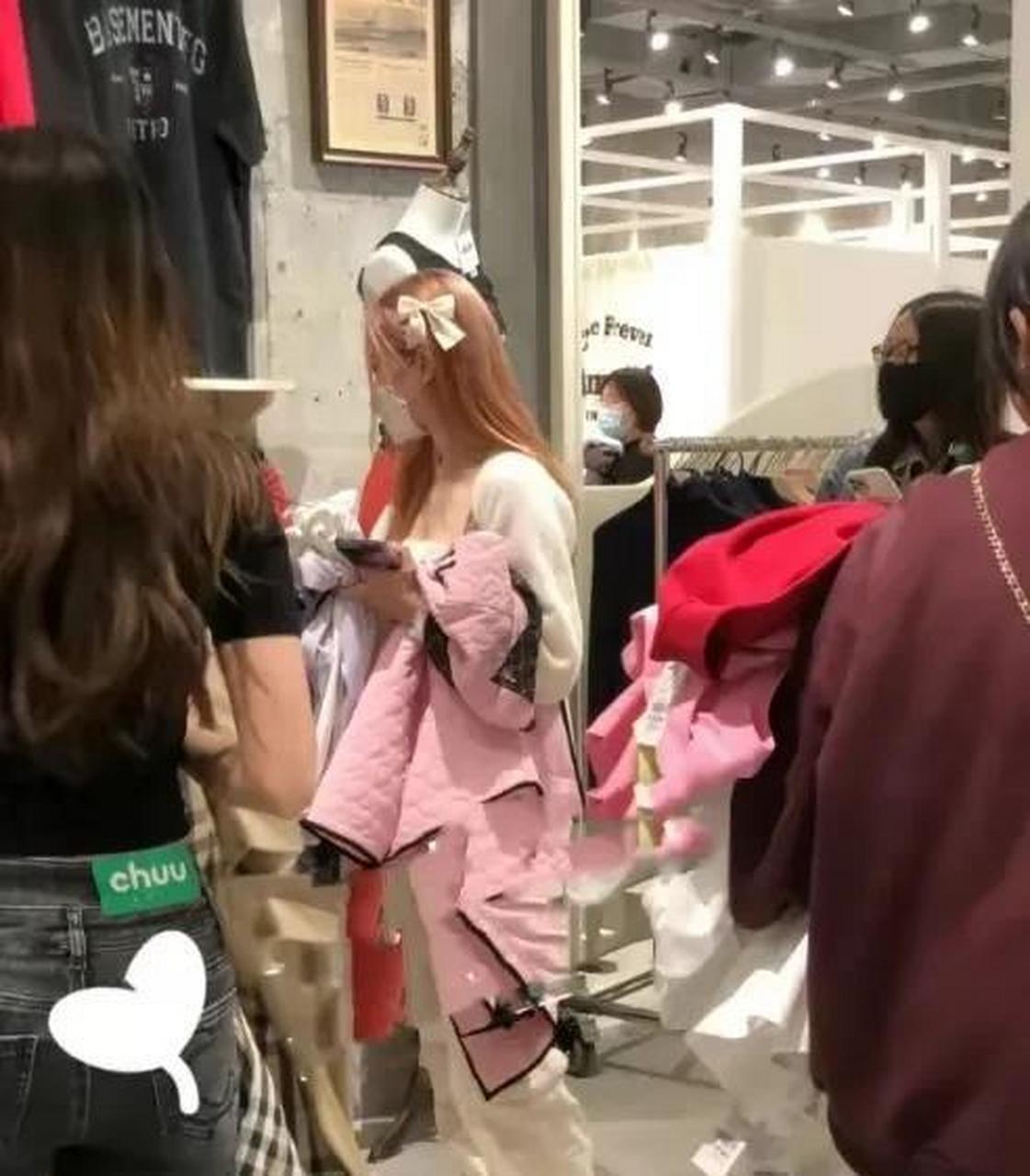 这个矮矬的是李小璐? 我绝对不相信,李小璐身高至少有一米六吧!