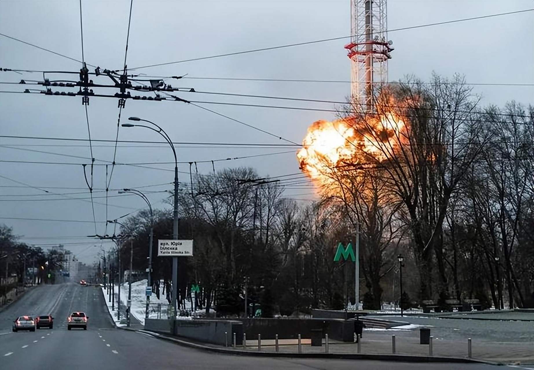 乌媒:基辅市中心地段传出爆炸声,有燃烧的导弹残骸落在道路上 【环球