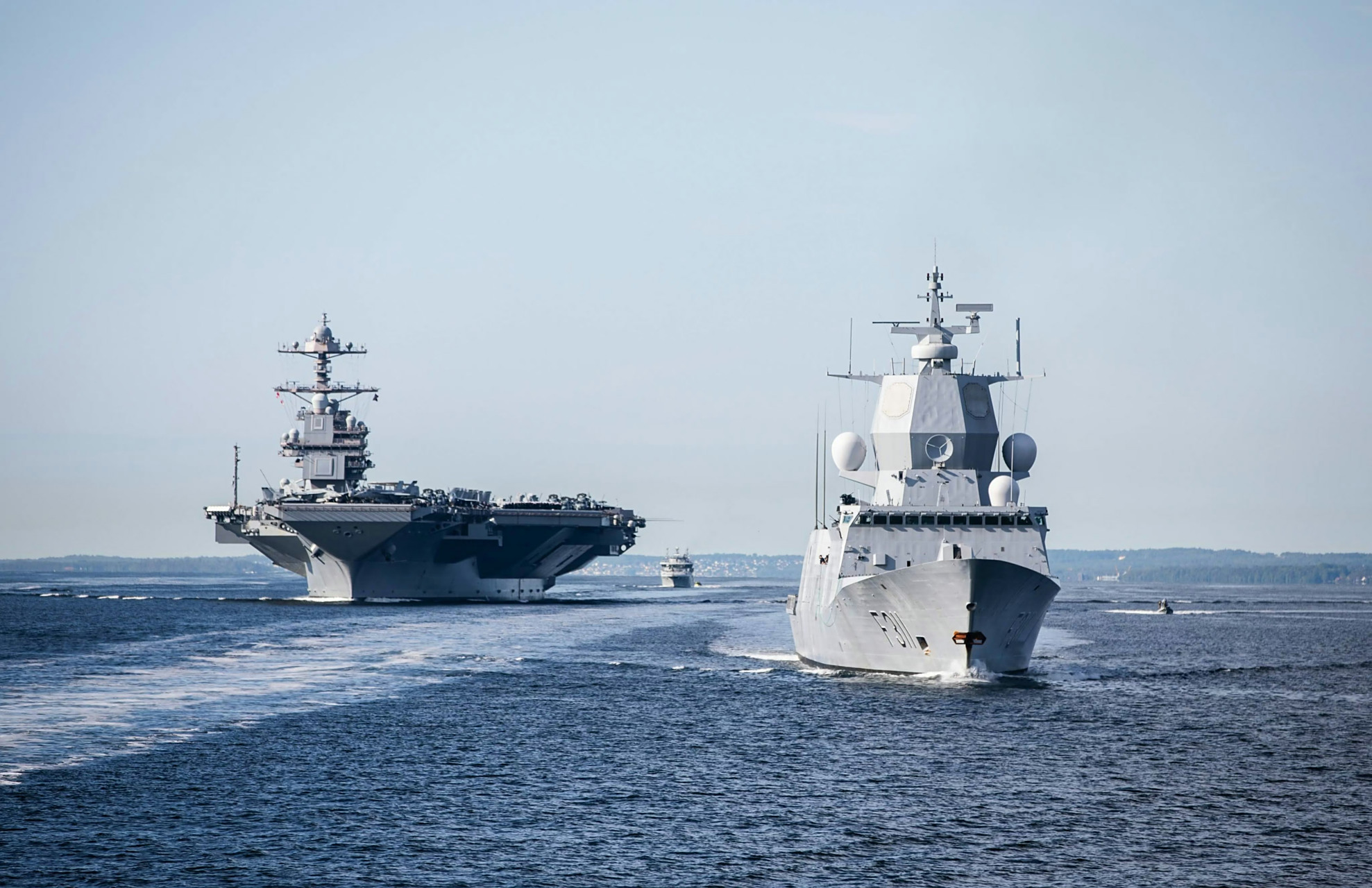 挪威海军的蓝森级护卫舰与美国海军的福特号核动力航空母舰,从摄影