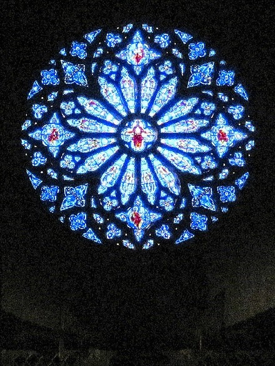 玫瑰窗(the rose window) 也称玫瑰花窗,为哥特式建筑的特色之一,指