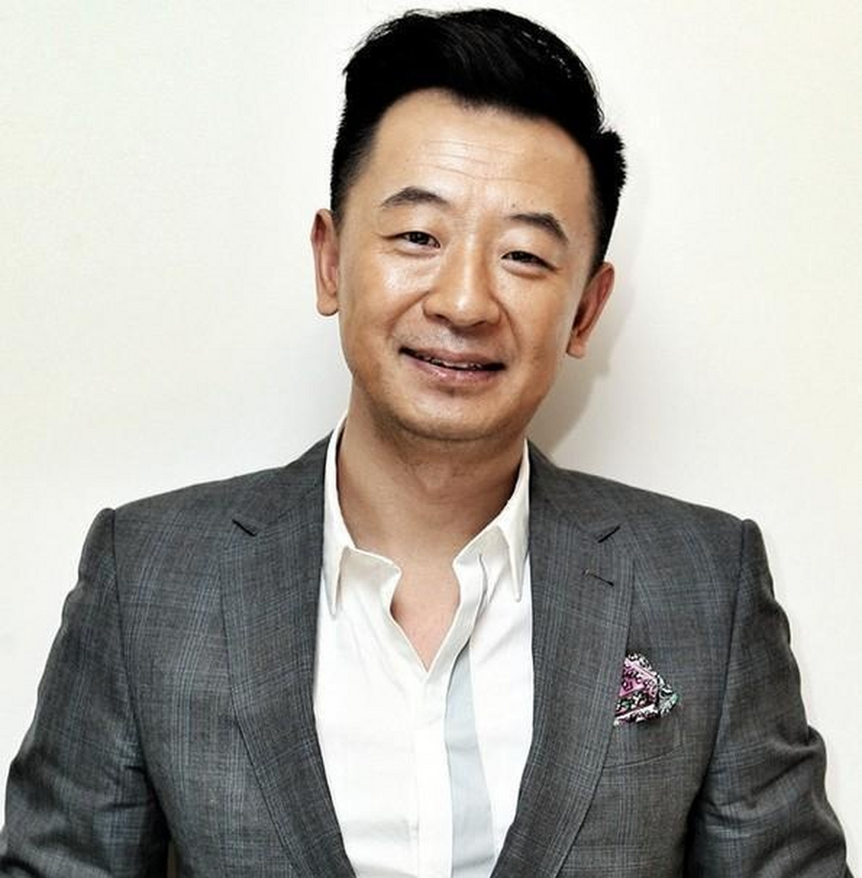 从丑闻风波曝出之后,黄海波入狱6个月,演艺事业一下子掉到了谷底,好