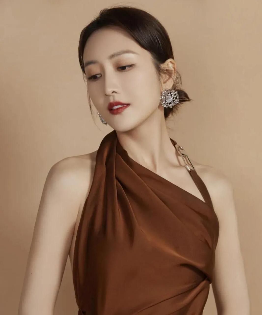 王鸥穿咖色挂脖礼服裙,高挑漂亮显气质,更是衬得皮肤"好白嫩",养眼有