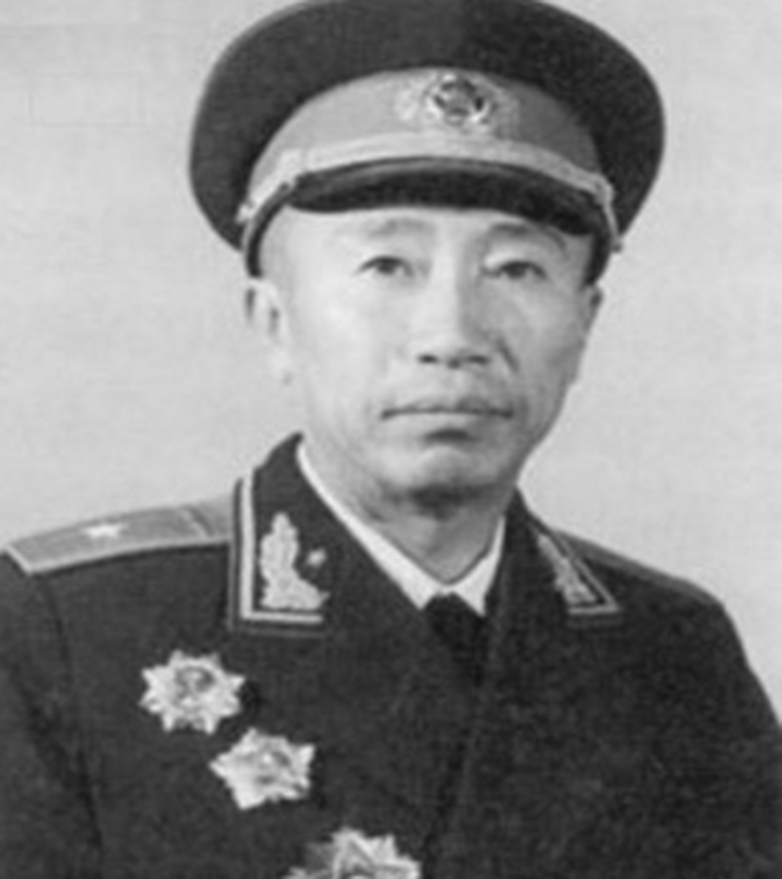 解方是开国将军,是一名文武双全的人才,但仅仅被授予少将军衔,很多