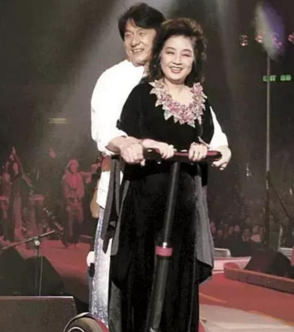 1983年,徐晓枫上台领奖时,被黄沾调侃:"徐晓枫是个老辣女人!