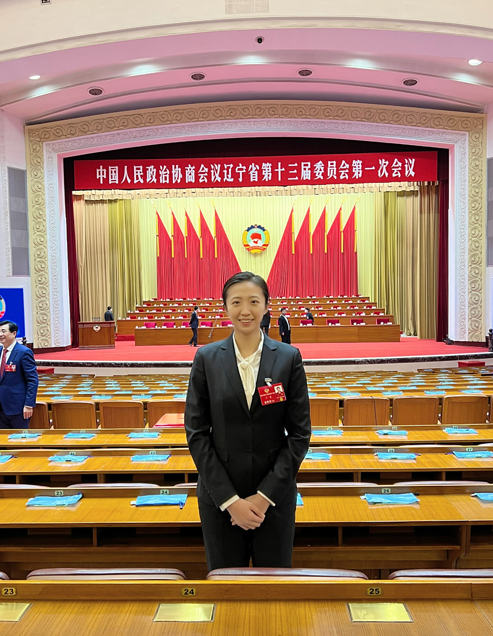 中国女排二传手丁霞  今年当选了辽宁省政协委员  并参加了第十三