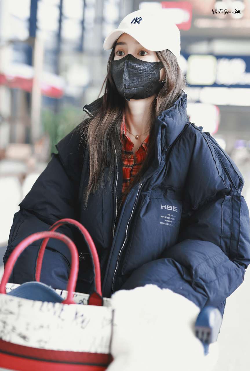 angelababy今天机场私服穿搭,黑色立领羽绒服搭配红色格子衬衫,黑色