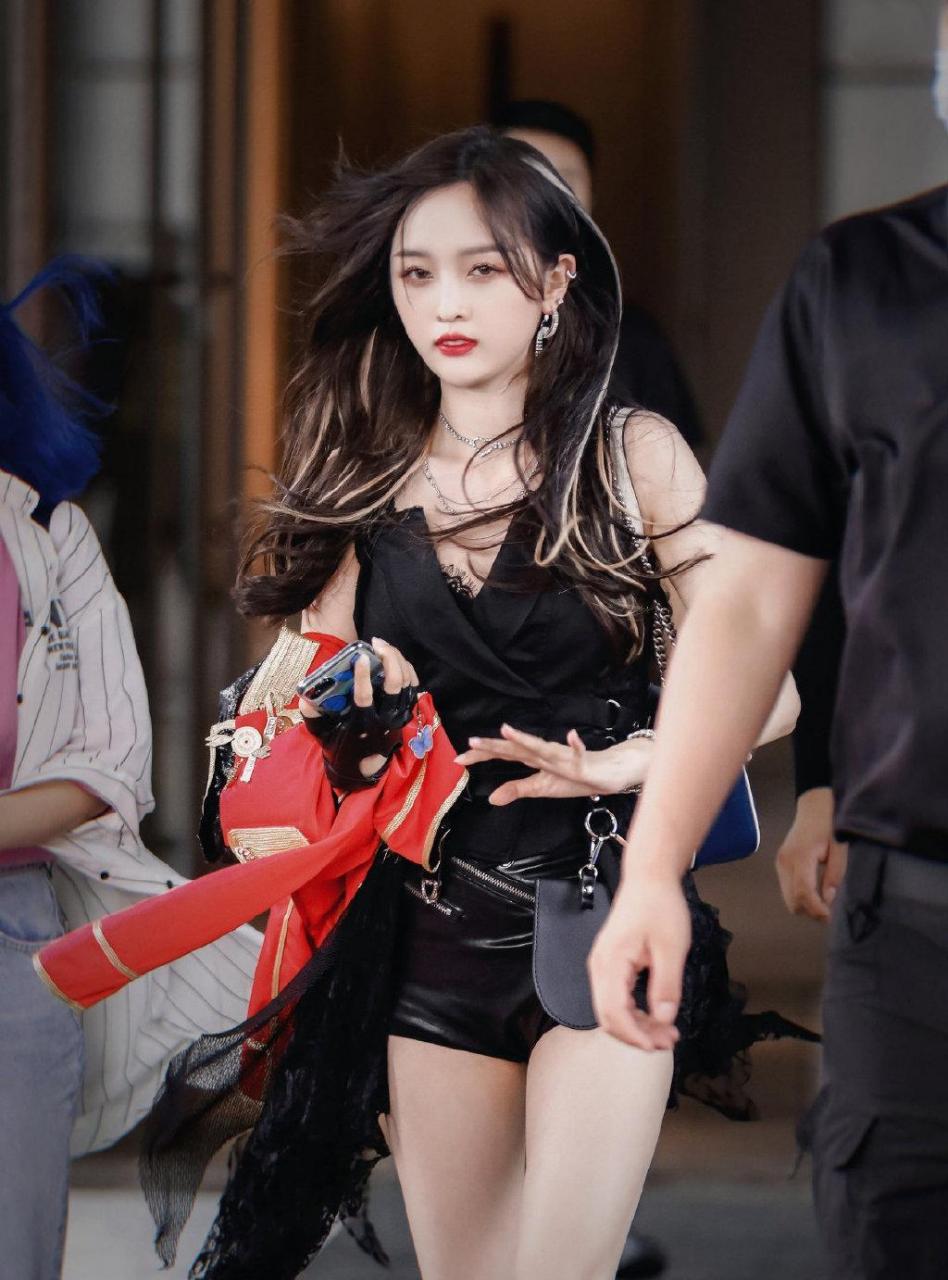 吴宣仪绝美性感街拍照图片